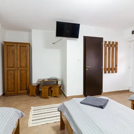 Airport Karoly Guest house *
