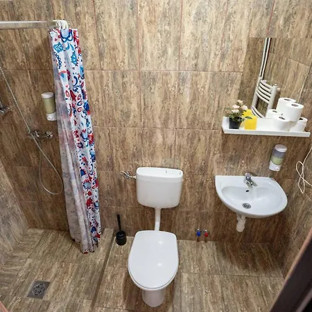 Airport Karoly Guest house *