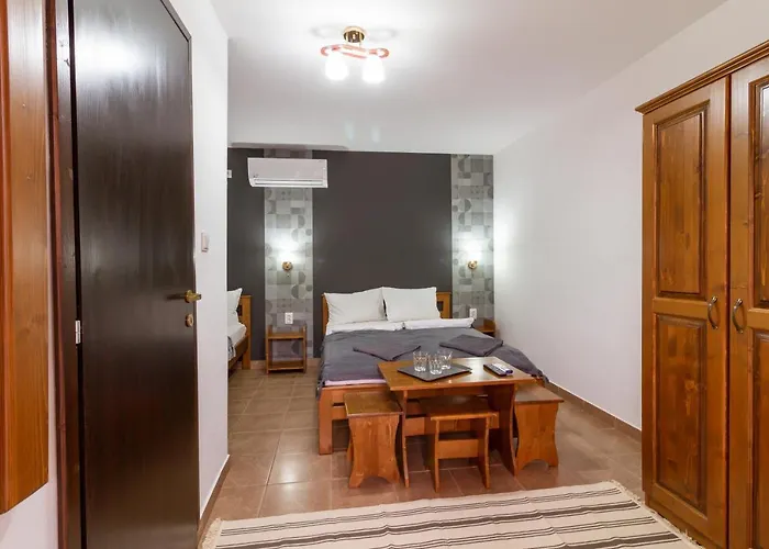 Airport Karoly 3* וסס