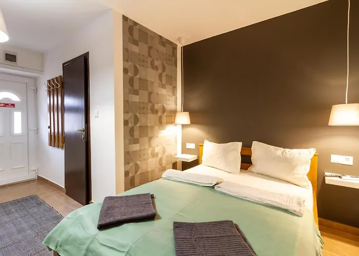 בית הארחה Airport Karoly