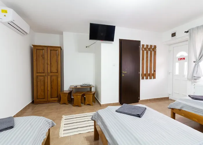 Airport Karoly בית הארחה 3*