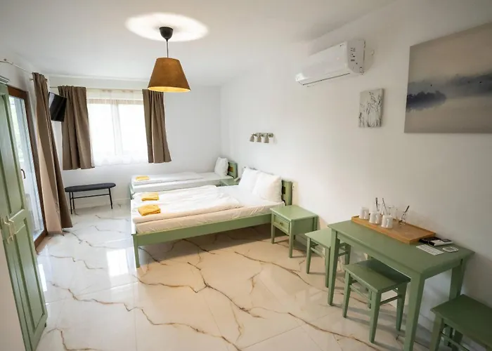 Airport Karoly בית הארחה 3*