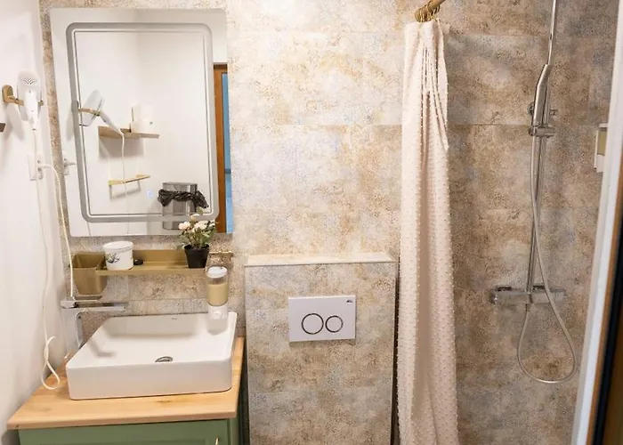 בית הארחה Airport Karoly 3*